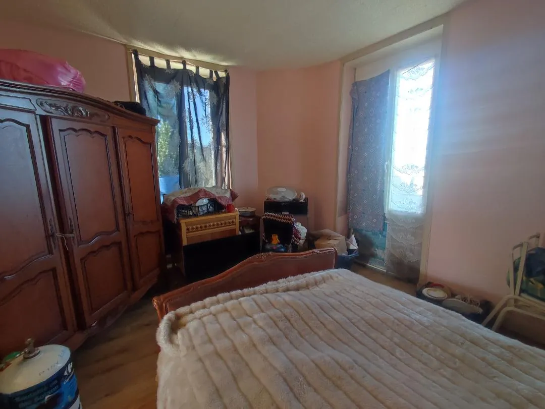 Maison de caractère avec dépendances à Saint-Féréol en vente 
