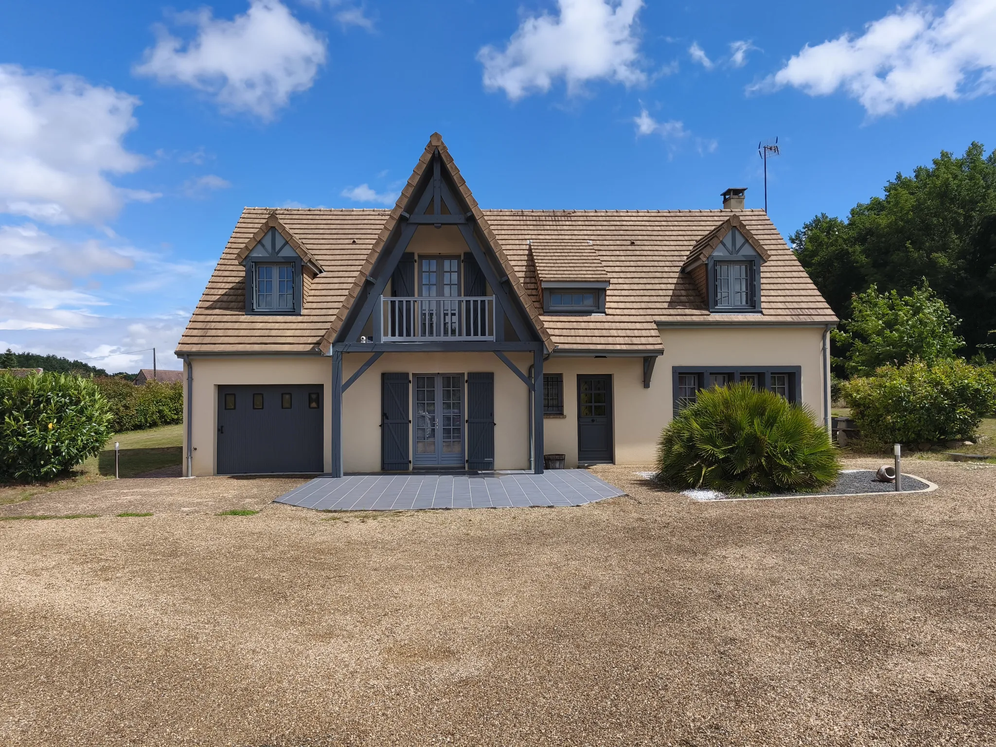Belle maison à vendre à Challes avec piscine, grand jardin et garage 