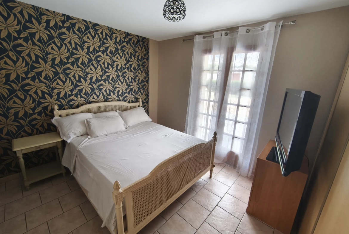 Belle maison à vendre à Challes avec piscine, grand jardin et garage 