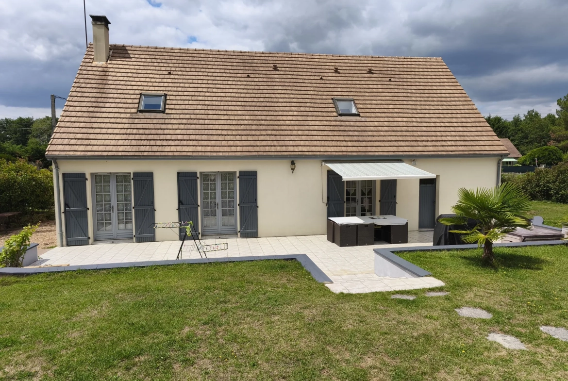 Belle maison à vendre à Challes avec piscine, grand jardin et garage 