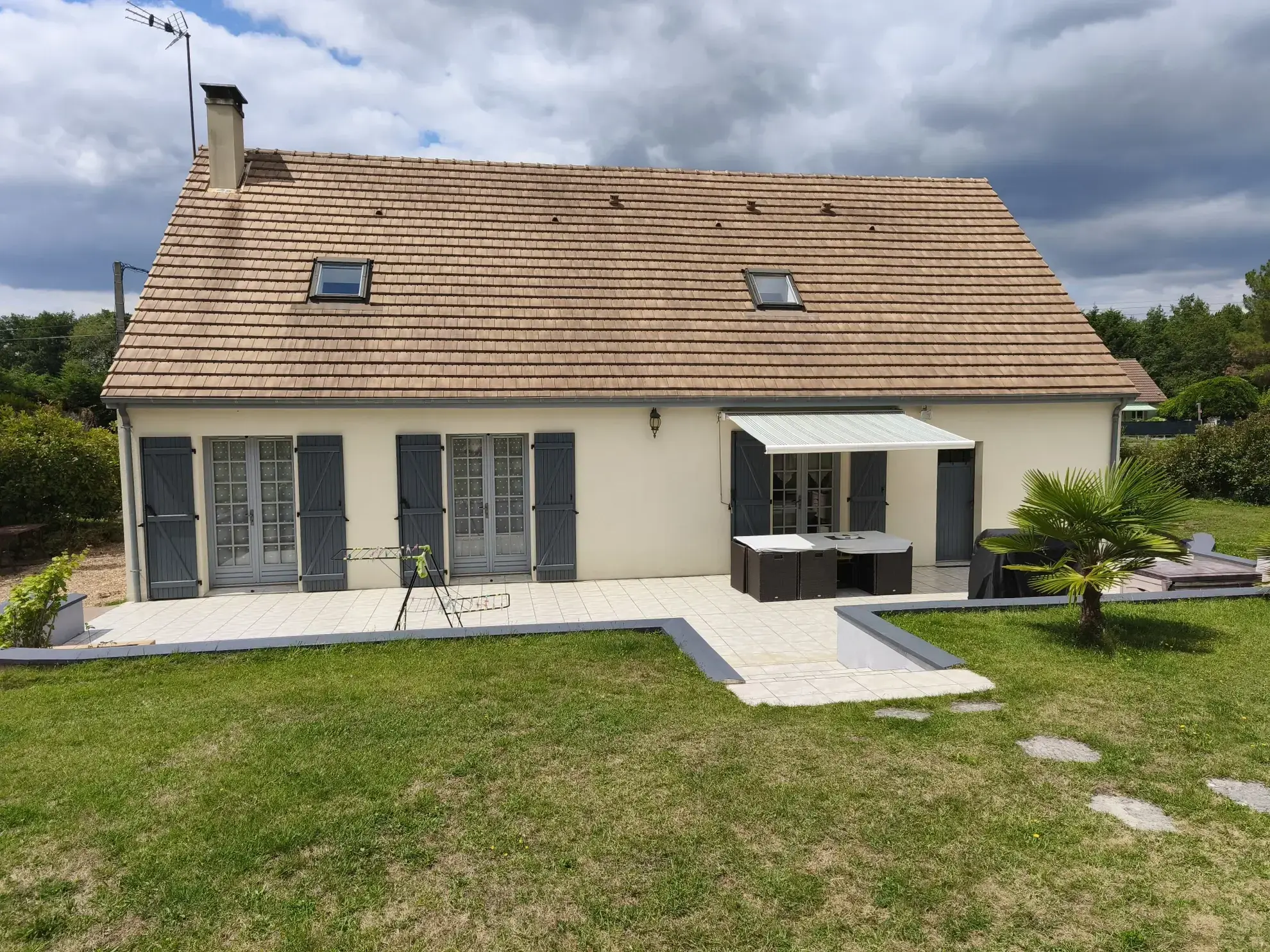 Belle maison à vendre à Challes avec piscine, grand jardin et garage 
