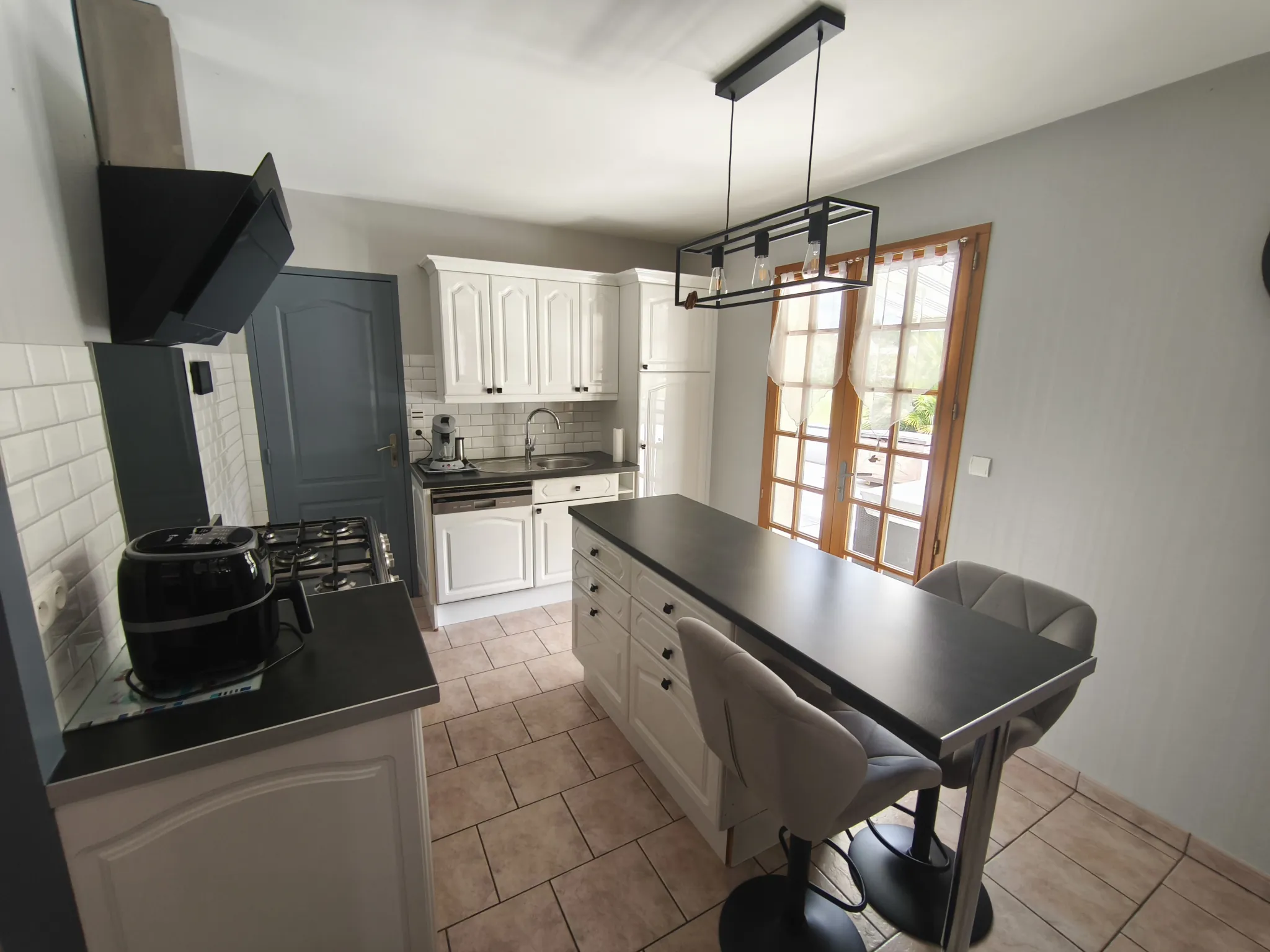 Belle maison à vendre à Challes avec piscine, grand jardin et garage 