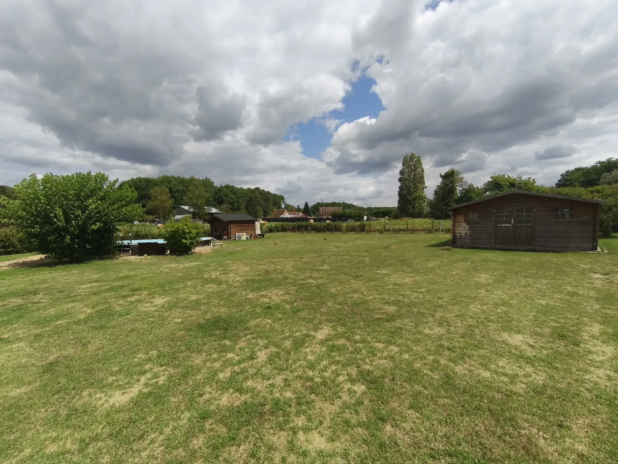 Belle maison à vendre à Challes avec piscine, grand jardin et garage 