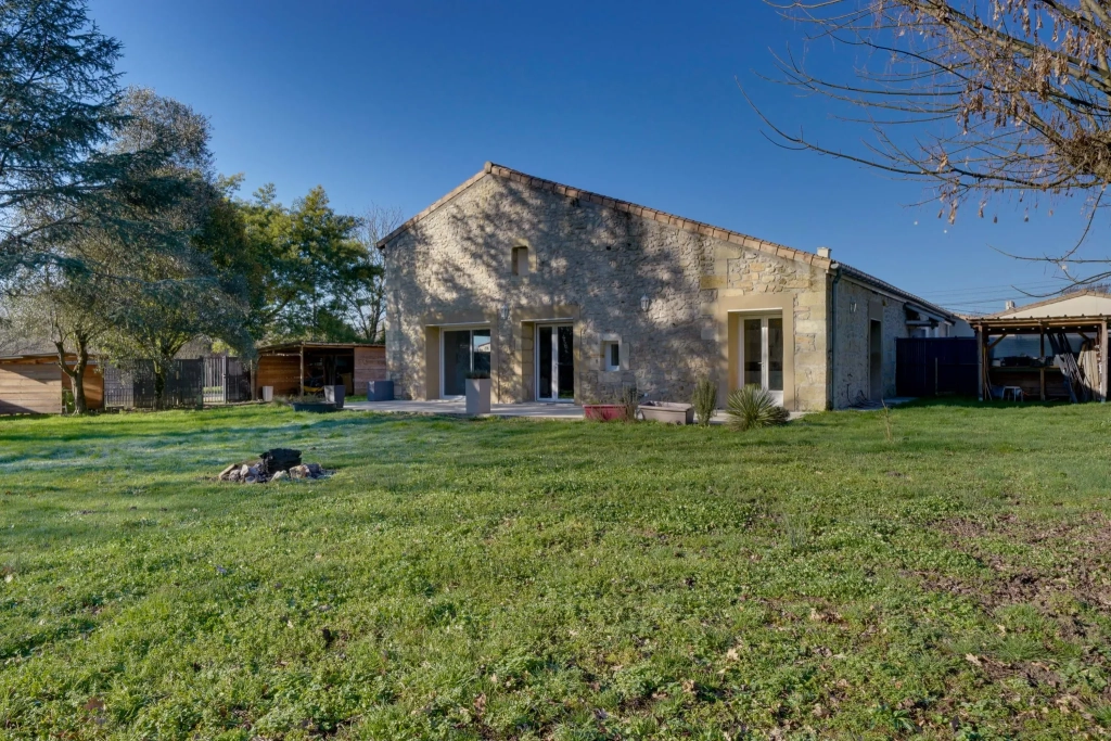 Belle maison en pierre rénovée de 133 m² avec jardin à Cubnezais