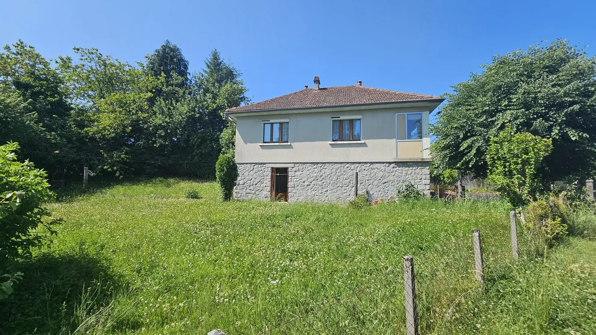 Maison en pierre à rénover à Sansac-Veinazès - Potentiel avec garage et jardin 