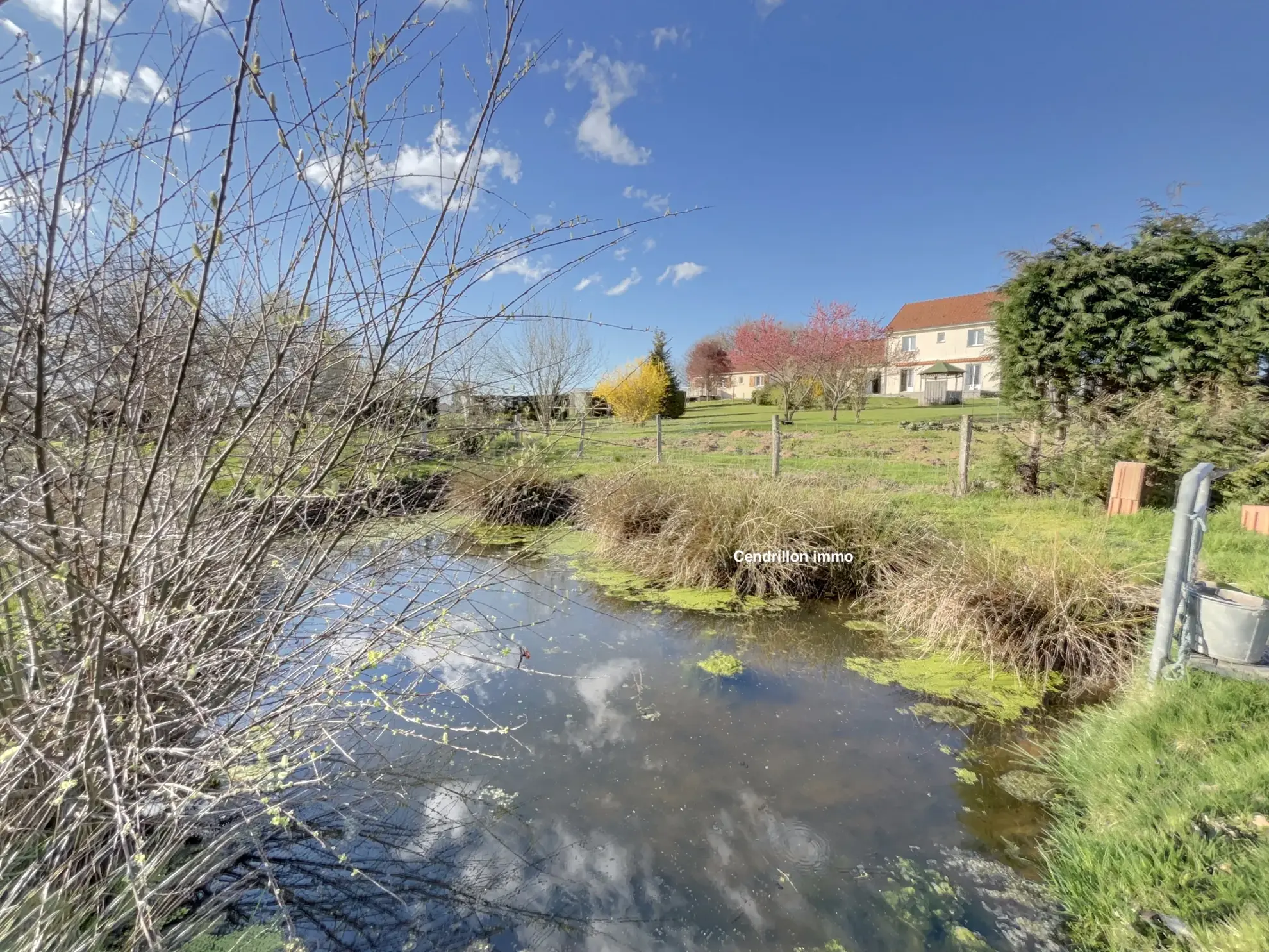 Maison familiale de 3 chambres à Bourganeuf avec garage et grand terrain 
