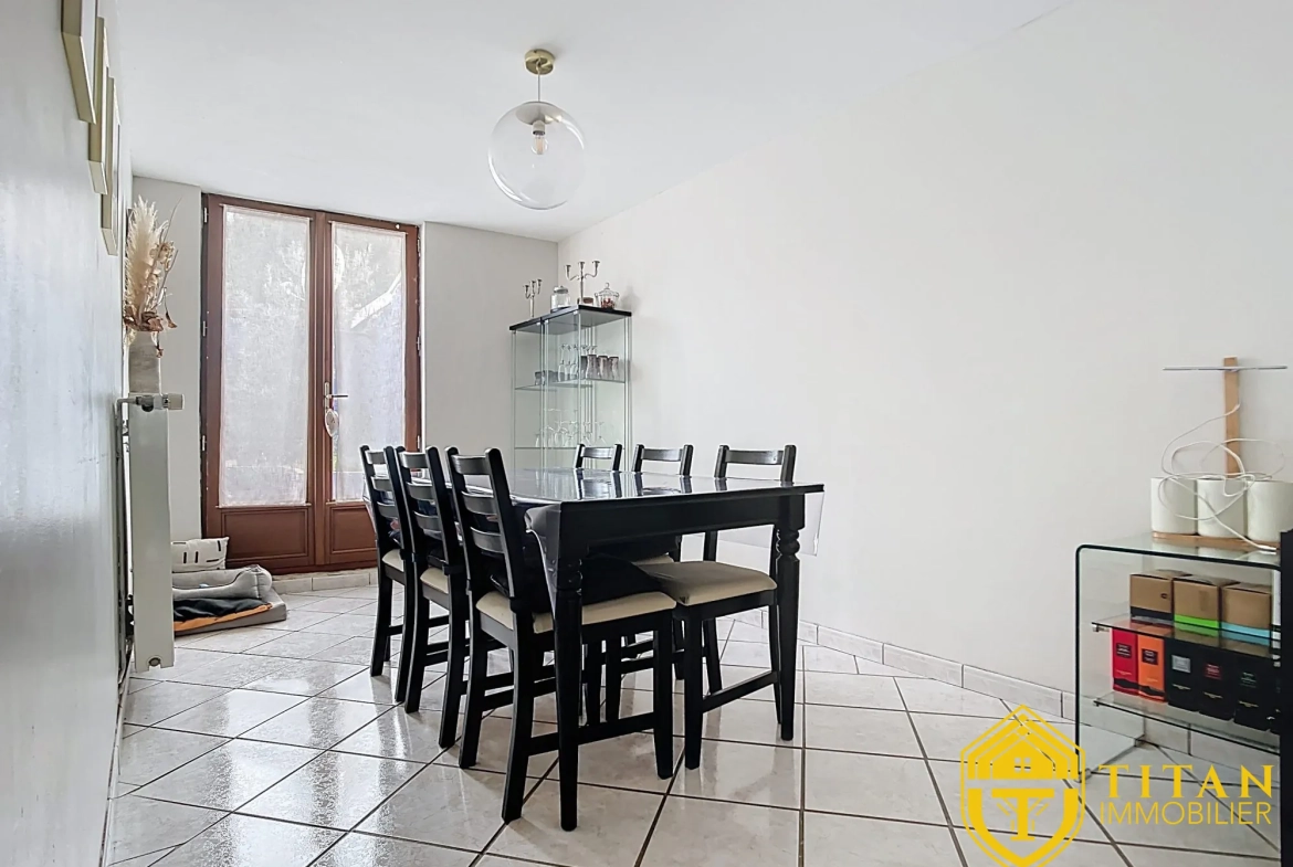  Maison, deux chambres, grand jardin, Faubourg de Cassel - Titan Immobilier Maison 4 pièces rénovée à Socx, 90,6 m², au prix de 179 900 € 
