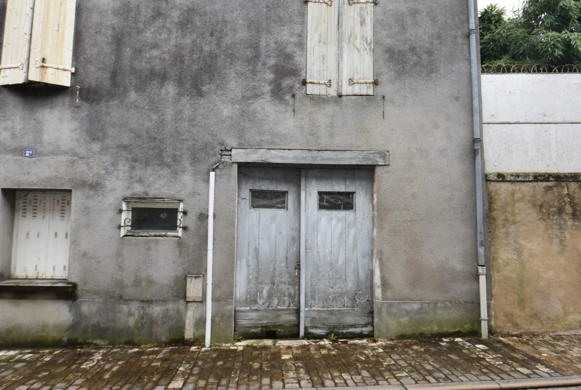Immeuble à Montbron avec potentiel de rénovation et garage de 50 m² 