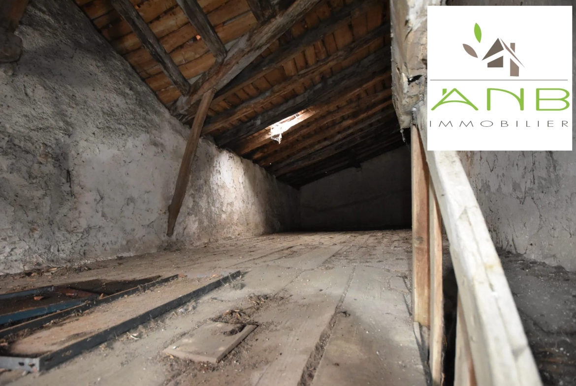 Immeuble à Montbron avec potentiel de rénovation et garage de 50 m² 