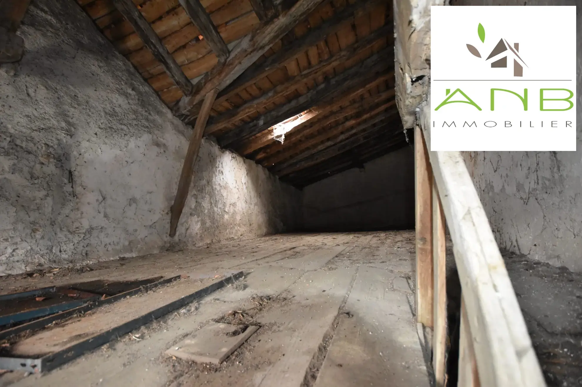 Immeuble à Montbron avec potentiel de rénovation et garage de 50 m² 