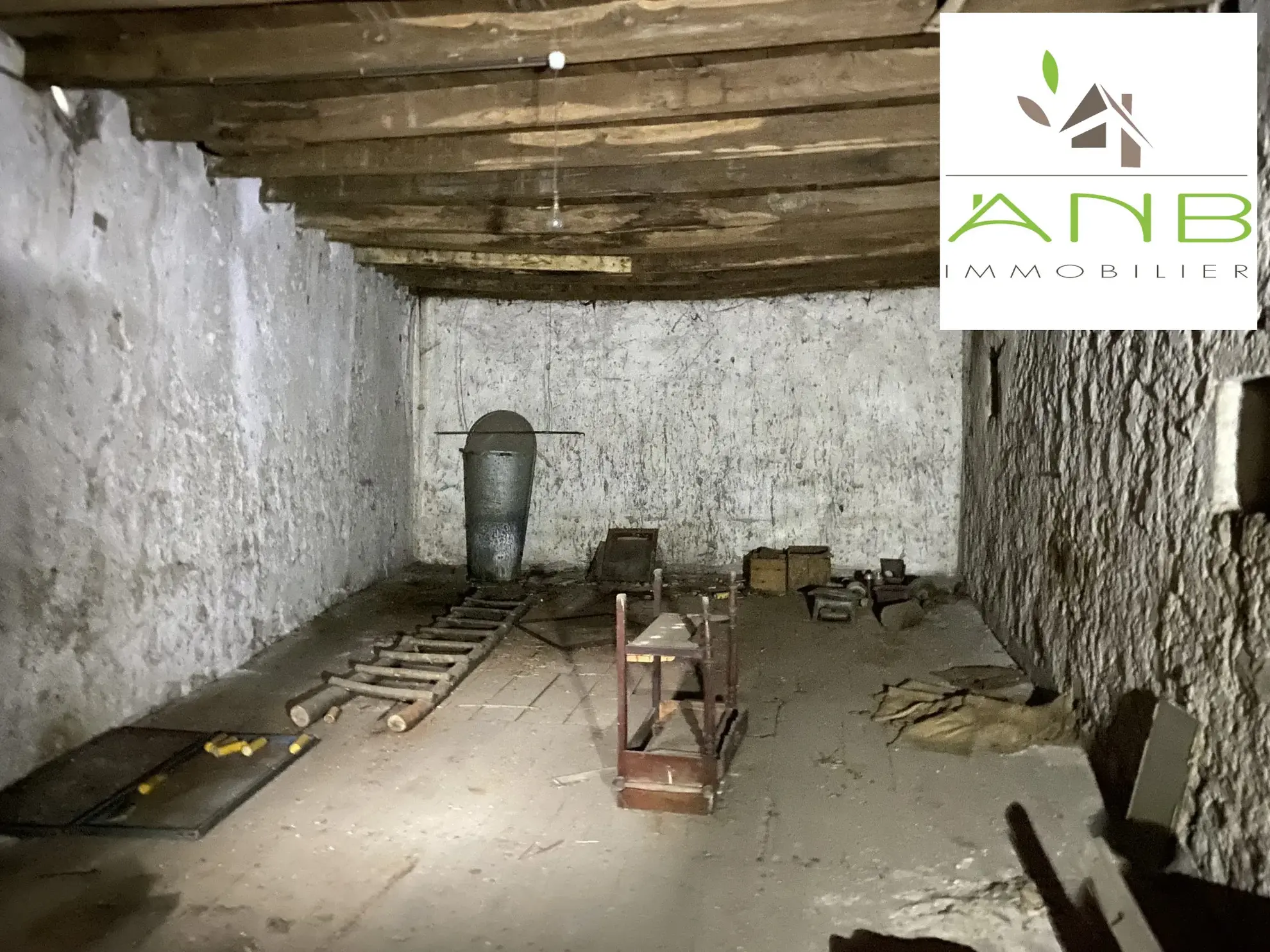 Immeuble à Montbron avec potentiel de rénovation et garage de 50 m² 