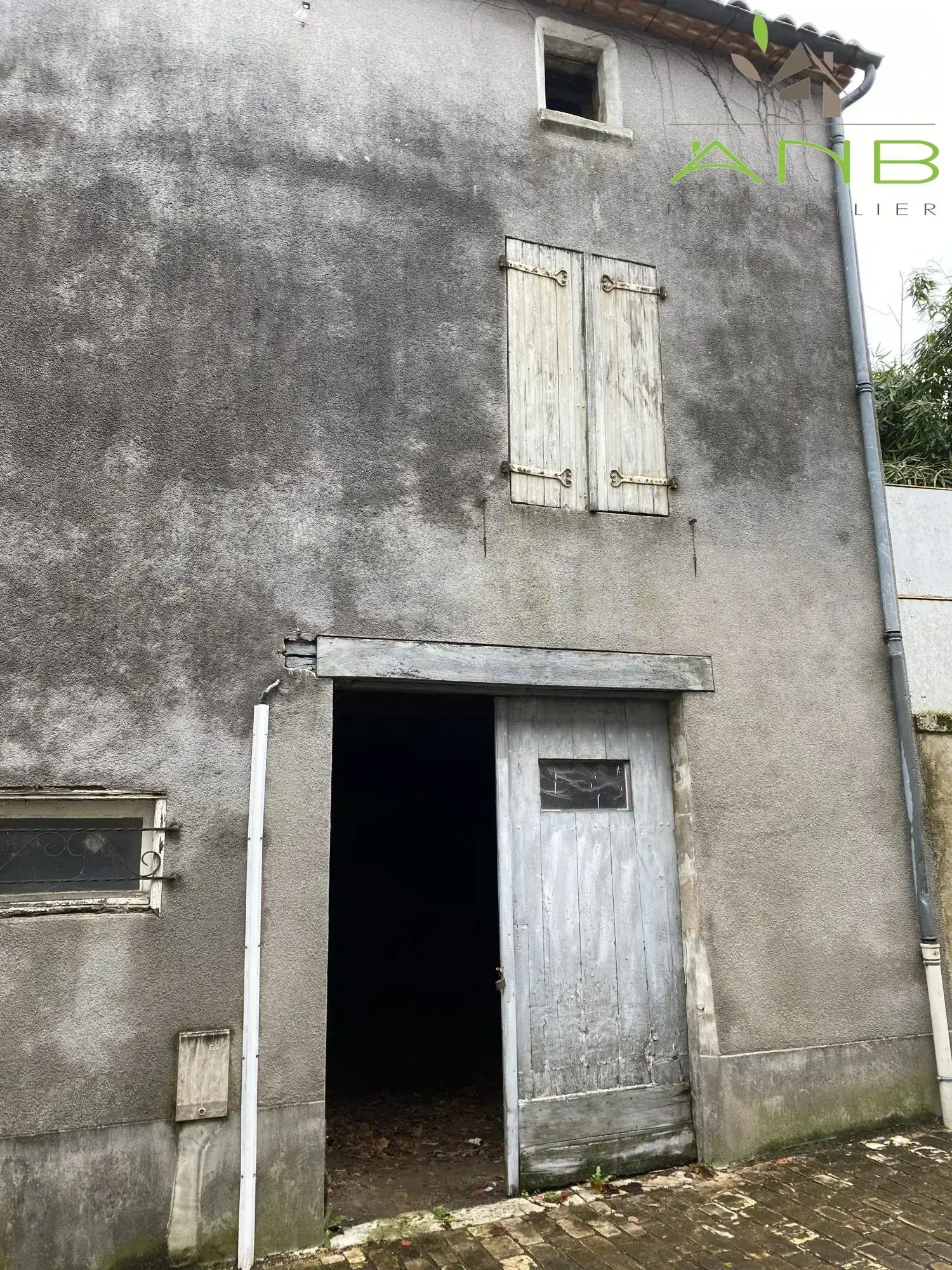 Immeuble à Montbron avec potentiel de rénovation et garage de 50 m² 