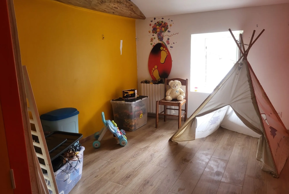 Belle maison à rénover avec grand terrain à Courpignac en campagne 