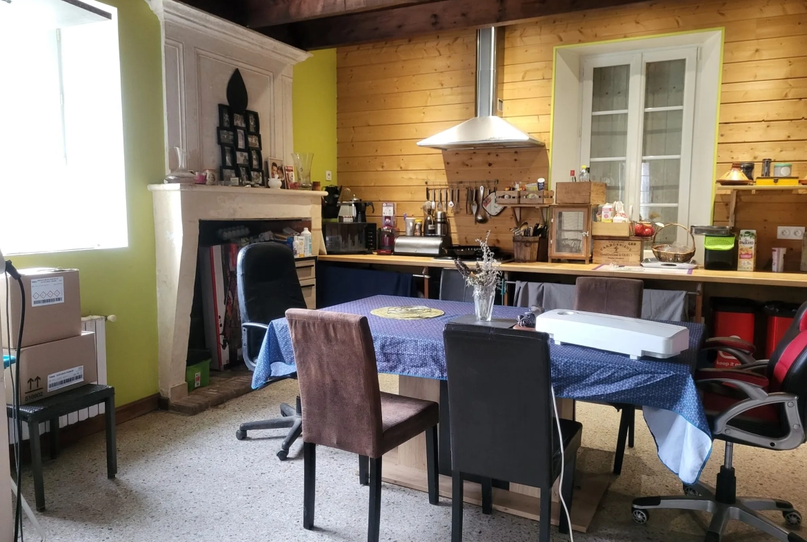 Belle maison à rénover avec grand terrain à Courpignac en campagne 