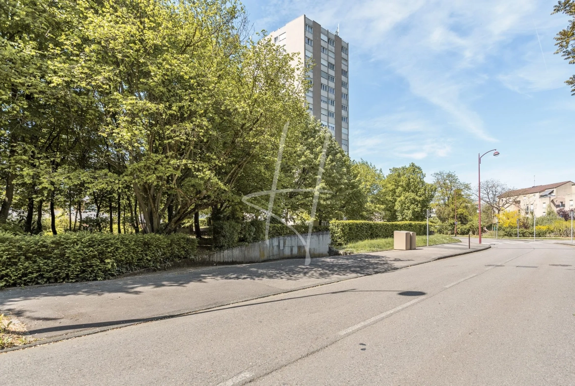 Grand garage double à Metz, rue de la Ronde – Opportunité à saisir 