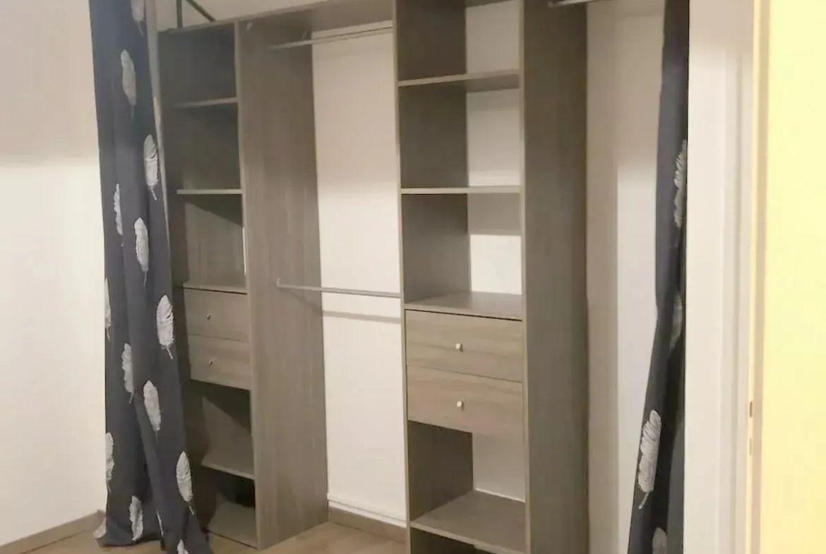 Appartement 2 pièces de 46 m² à Sainte Savine, proche commerces, avec parking 