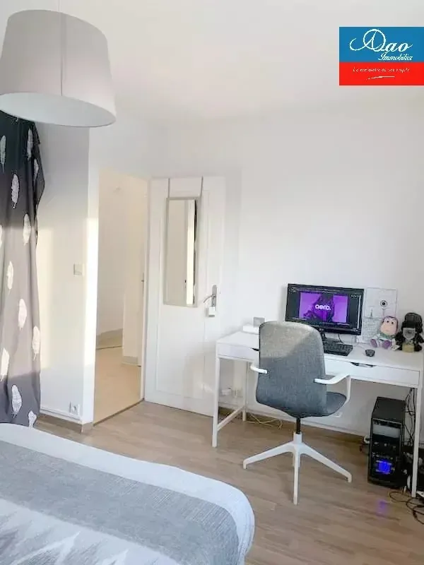 Appartement 2 pièces de 46 m² à Sainte Savine, proche commerces, avec parking 