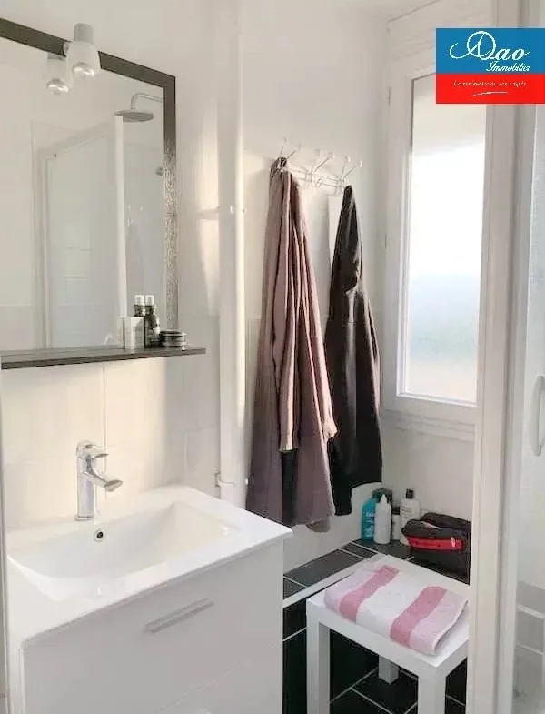 Appartement 2 pièces de 46 m² à Sainte Savine, proche commerces, avec parking 