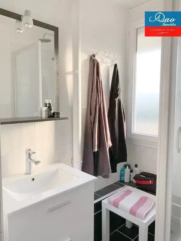 Appartement 2 pièces de 46 m² à Sainte Savine, proche commerces, avec parking 