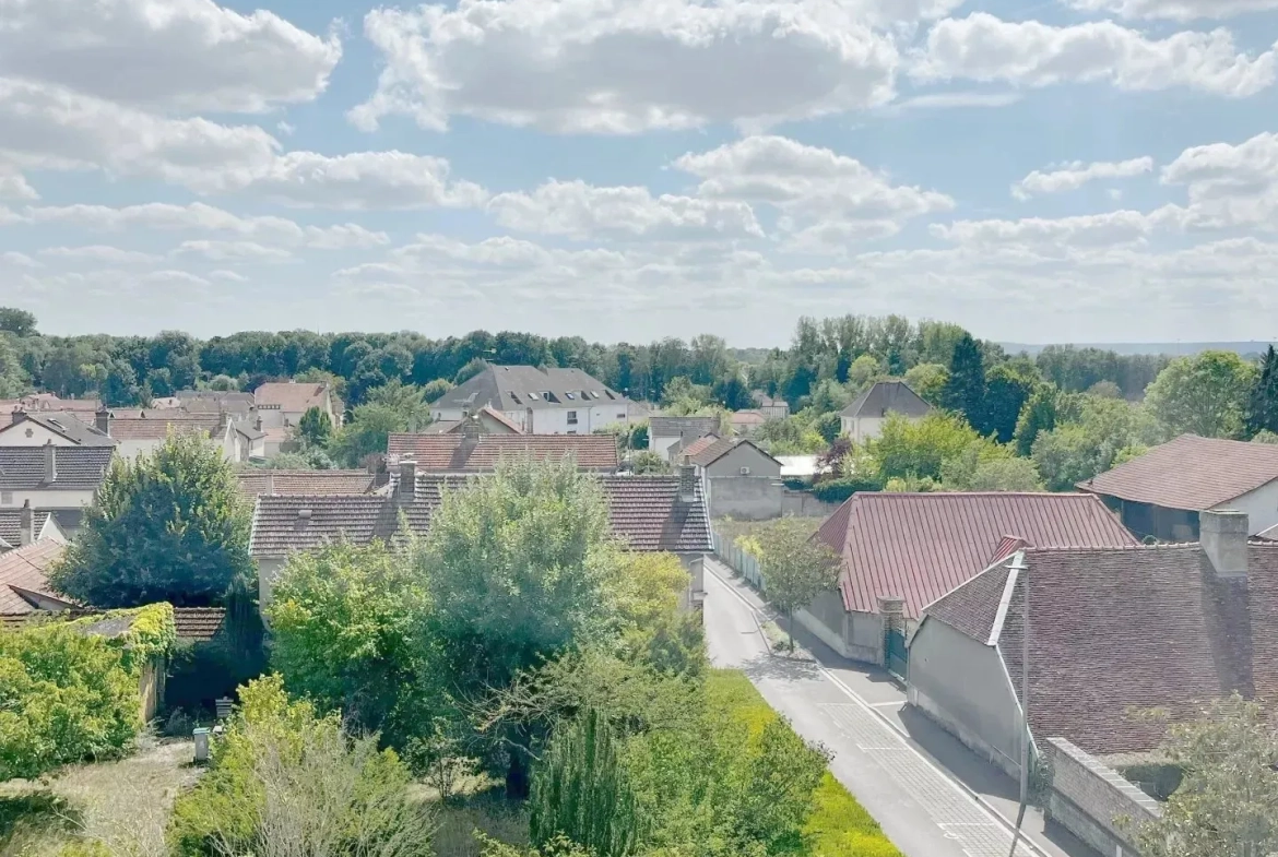 Appartement 2 pièces de 46 m² à Sainte Savine, proche commerces, avec parking 