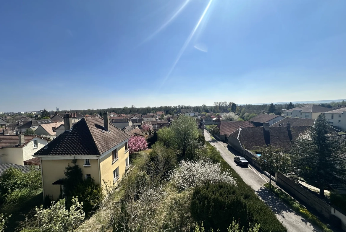 Appartement 2 pièces de 46 m² à Sainte Savine, proche commerces, avec parking 