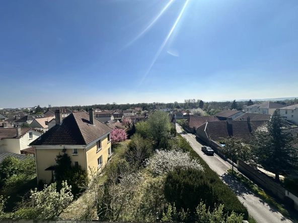 Appartement 2 pièces de 46 m² à Sainte Savine, proche commerces, avec parking