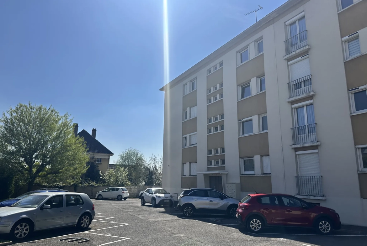 Appartement 2 pièces de 46 m² à Sainte Savine, proche commerces, avec parking 