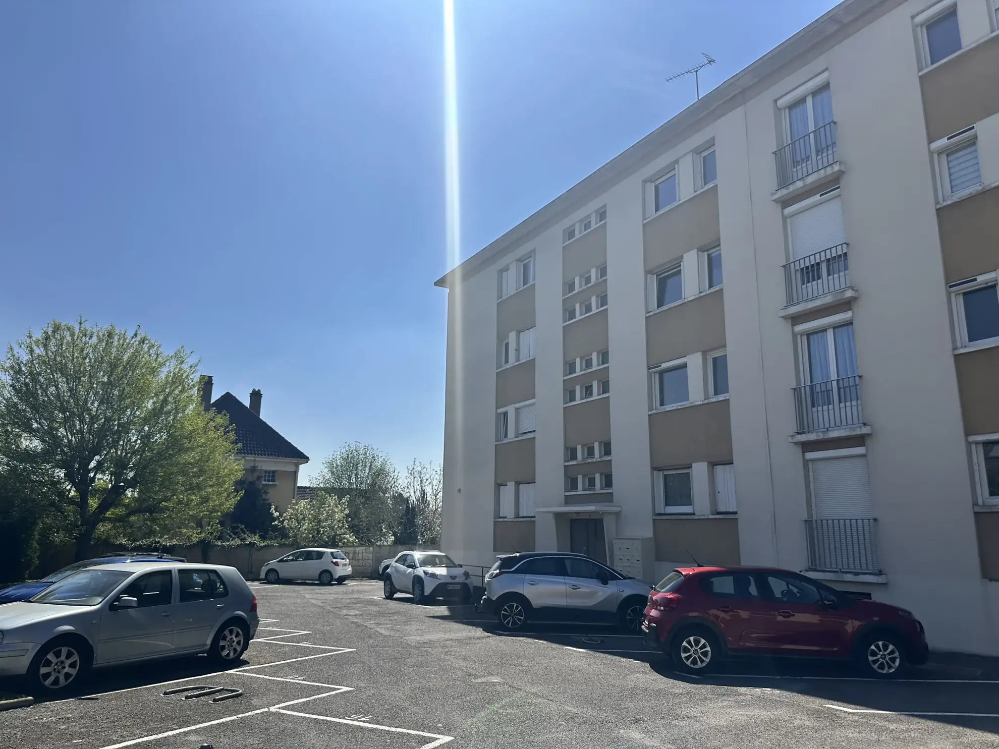 Appartement 2 pièces de 46 m² à Sainte Savine, proche commerces, avec parking 