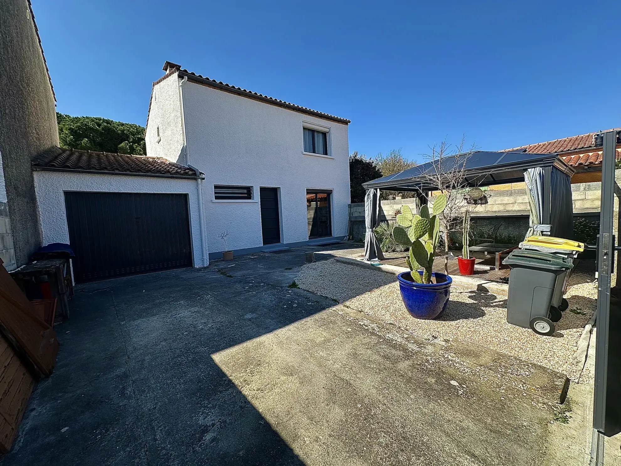 Maison rénovée de 86,73 m² avec jardins et garage à Grazaille, Carcassonne 