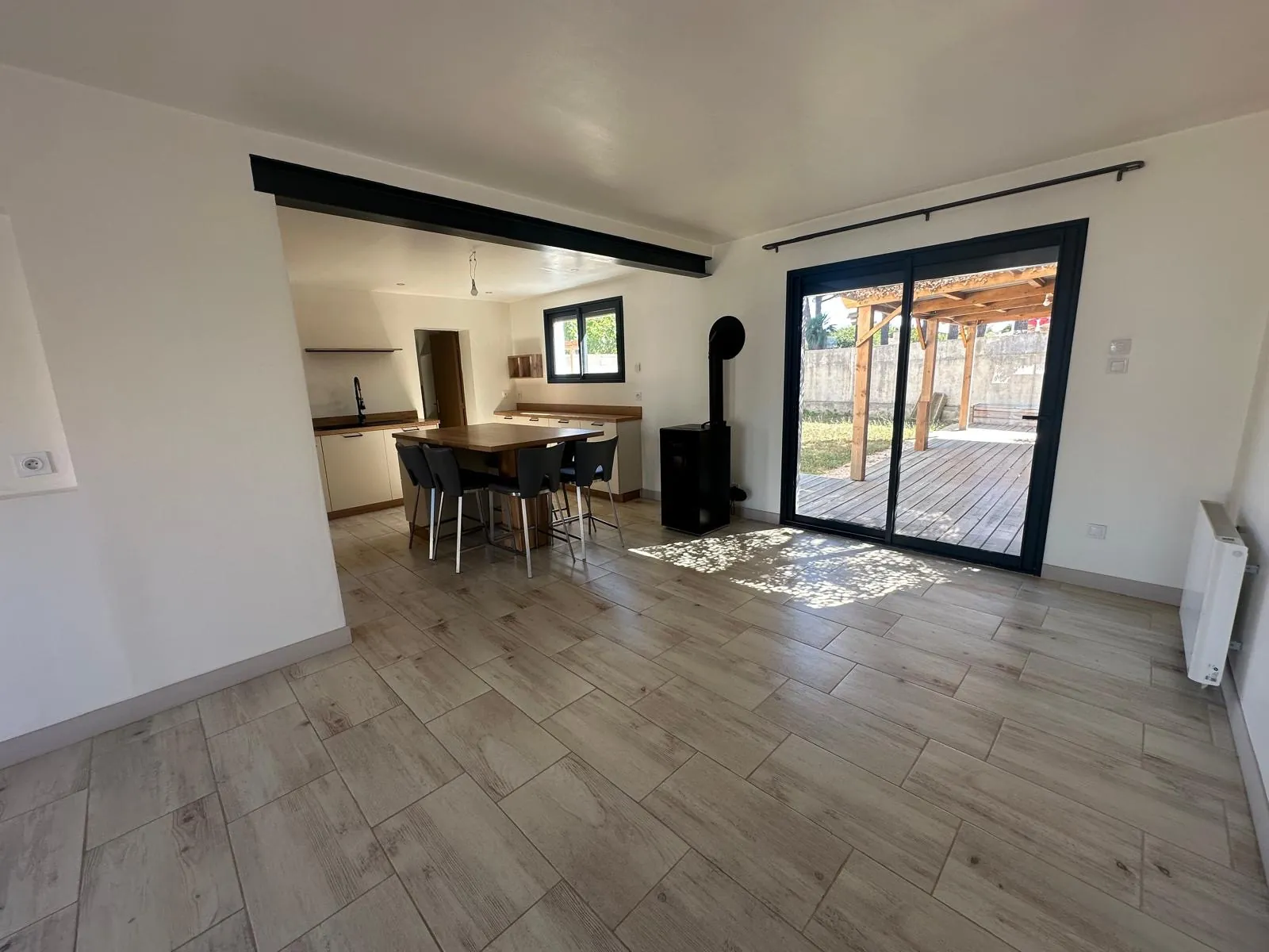 Maison rénovée de 86,73 m² avec jardins et garage à Grazaille, Carcassonne 
