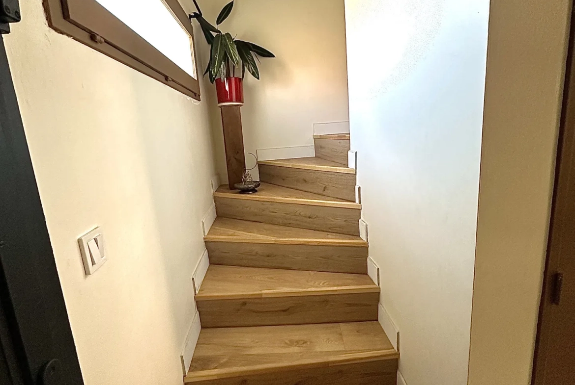 Maison rénovée de 86,73 m² avec jardins et garage à Grazaille, Carcassonne 
