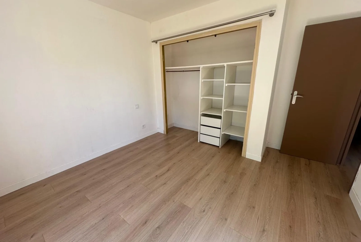 Maison rénovée de 86,73 m² avec jardins et garage à Grazaille, Carcassonne 