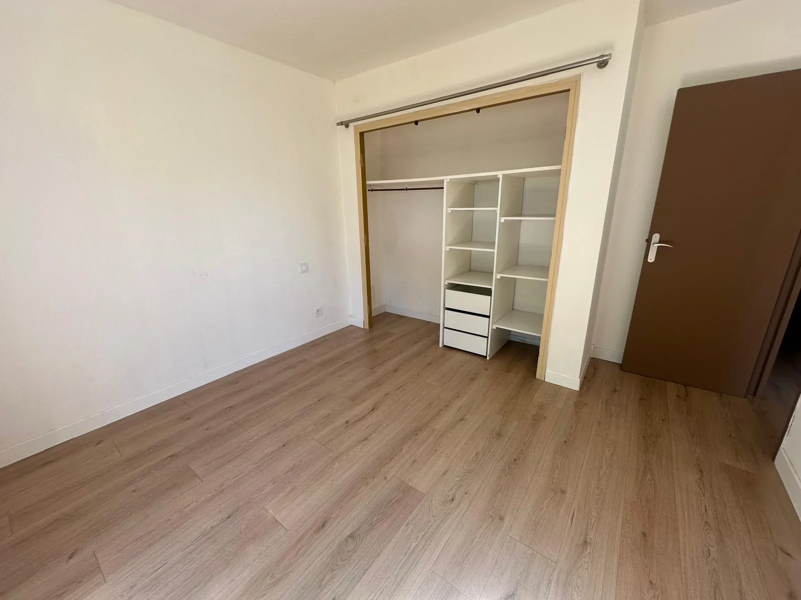 Maison rénovée de 86,73 m² avec jardins et garage à Grazaille, Carcassonne 