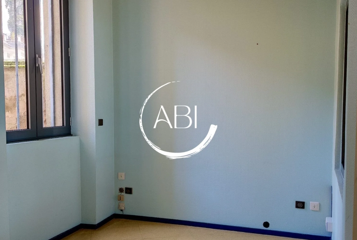 Local commercial de 60 m² à Bagnoles-de-l'Orne – Emplacement stratégique et parking gratuit 