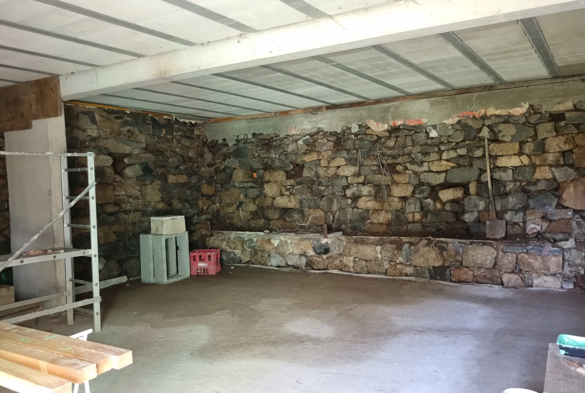 Ancienne ferme à rénover en Ardèche avec potentiel de 140 m² et 1 800 m² de terrain 
