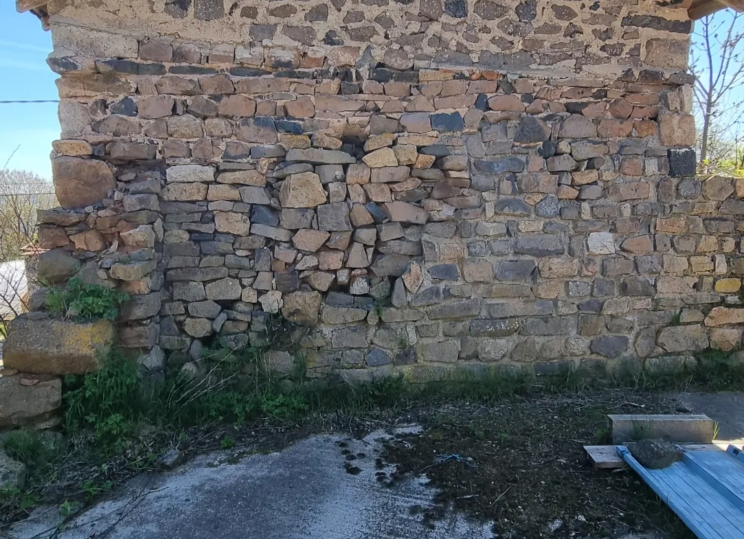 Ancienne ferme à rénover en Ardèche avec potentiel de 140 m² et 1 800 m² de terrain 