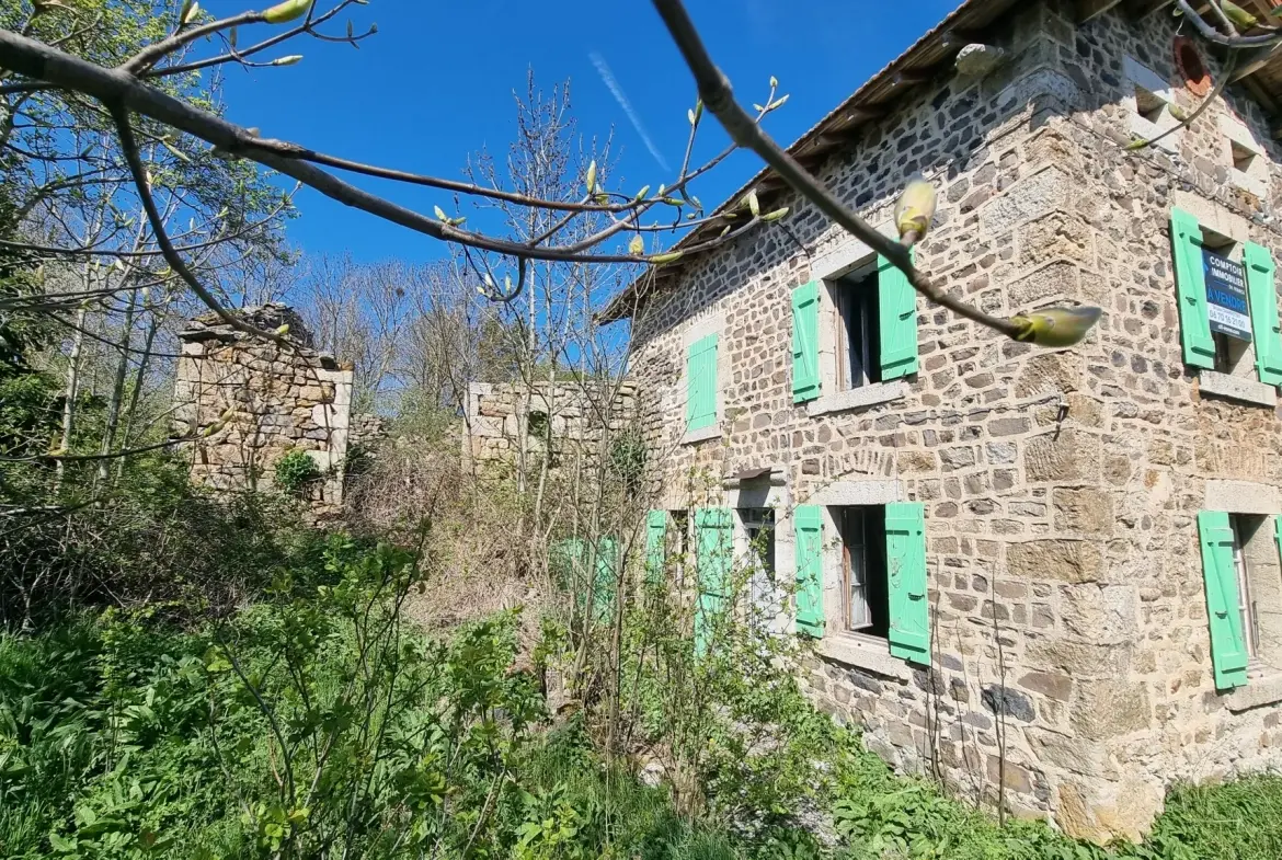 Ancienne ferme à rénover en Ardèche avec potentiel de 140 m² et 1 800 m² de terrain 