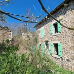 Ancienne ferme à rénover en Ardèche avec potentiel de 140 m² et 1 800 m² de terrain