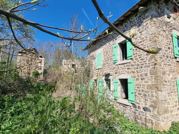 Ancienne ferme à rénover en Ardèche avec potentiel de 140 m² et 1 800 m² de terrain