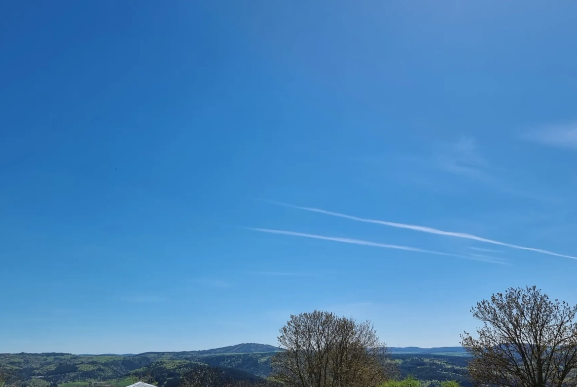 Ancienne ferme à rénover en Ardèche avec potentiel de 140 m² et 1 800 m² de terrain 