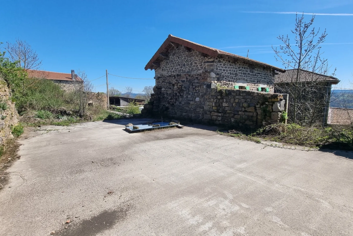 Ancienne ferme à rénover en Ardèche avec potentiel de 140 m² et 1 800 m² de terrain 