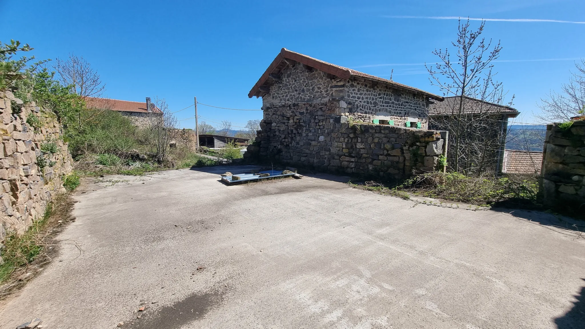 Ancienne ferme à rénover en Ardèche avec potentiel de 140 m² et 1 800 m² de terrain 