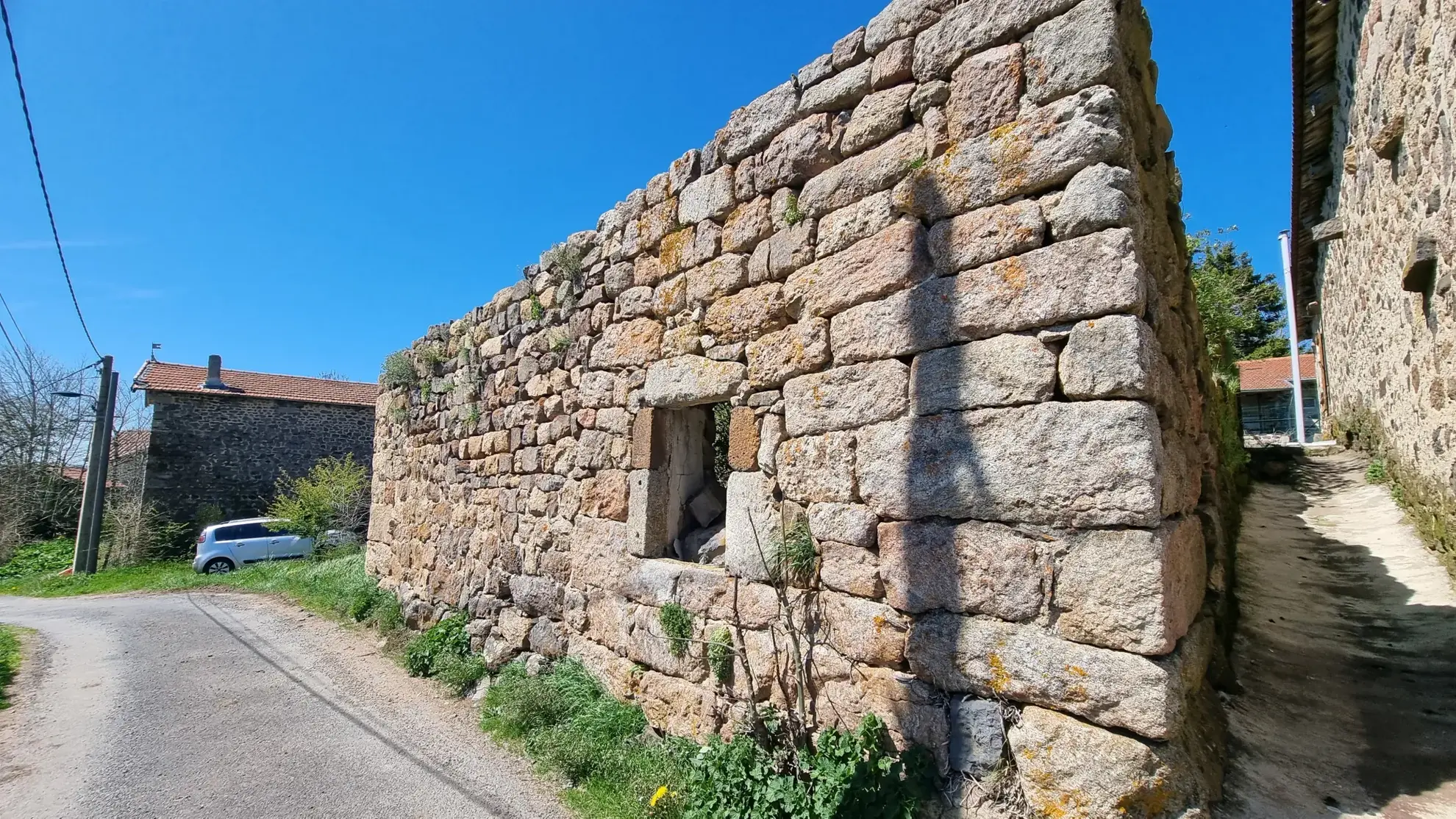 Ancienne ferme à rénover en Ardèche avec potentiel de 140 m² et 1 800 m² de terrain 