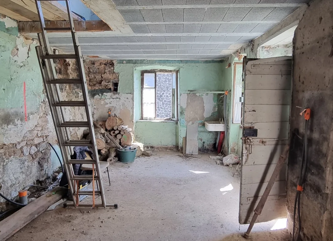 Ancienne ferme à rénover en Ardèche avec potentiel de 140 m² et 1 800 m² de terrain 