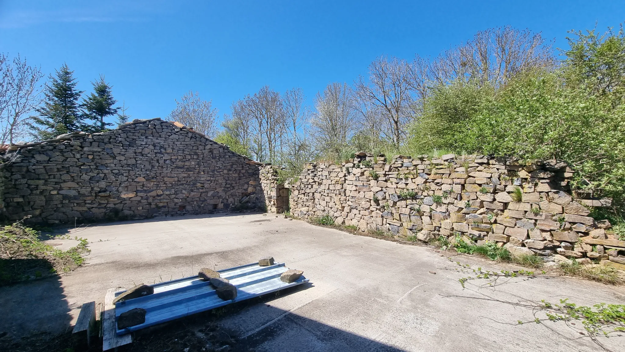 Ancienne ferme à rénover en Ardèche avec potentiel de 140 m² et 1 800 m² de terrain 