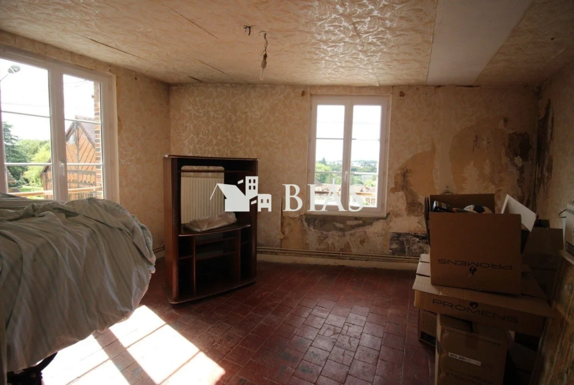 chambre premier étage Maison à rénover à Rugles — Opportunité d'investissement rare 