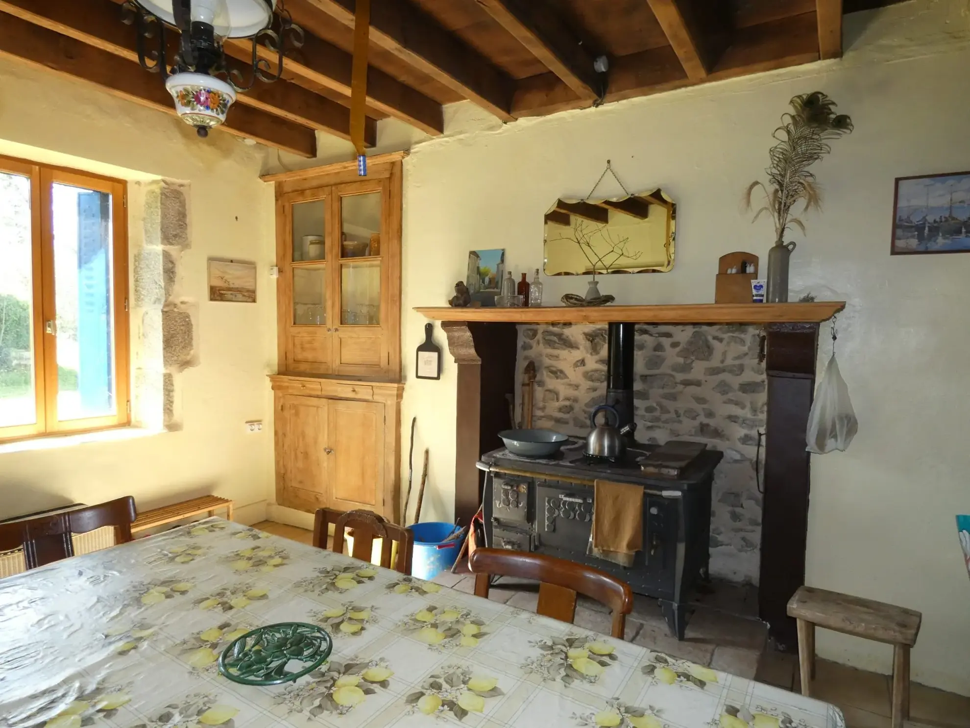 Magnifique maison en pierres avec jardin et grange à Jarnages 