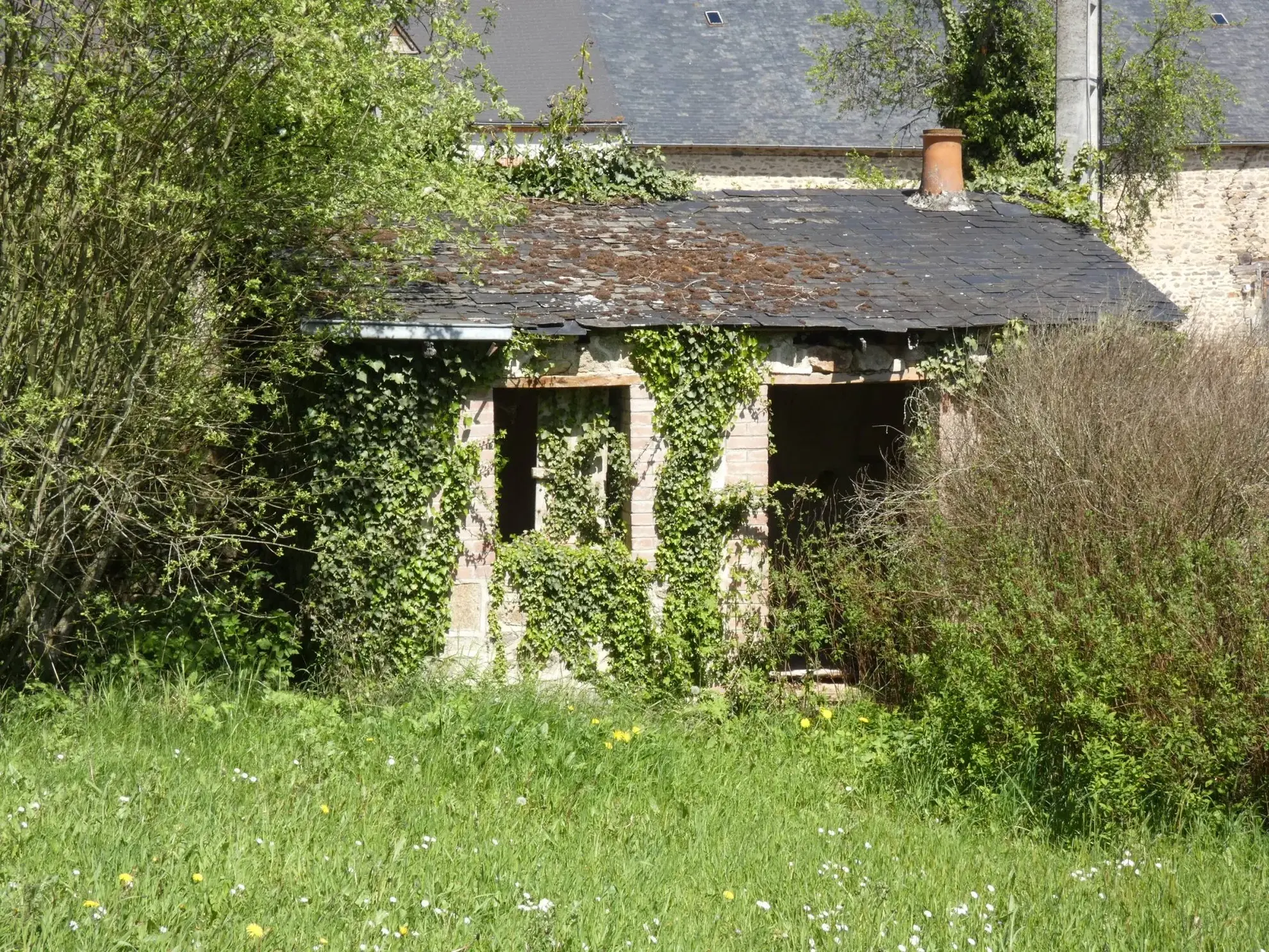 Magnifique maison en pierres avec jardin et grange à Jarnages 