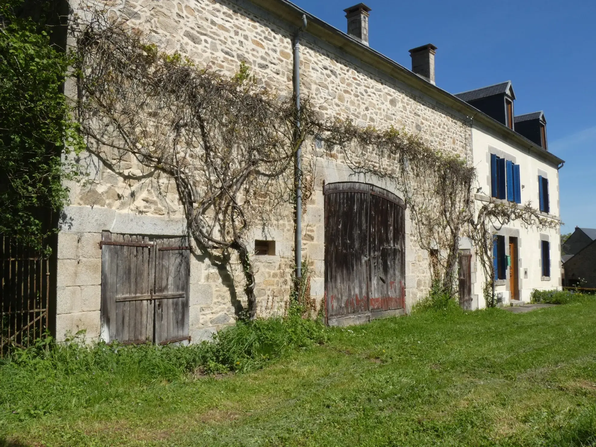 Magnifique maison en pierres avec jardin et grange à Jarnages 