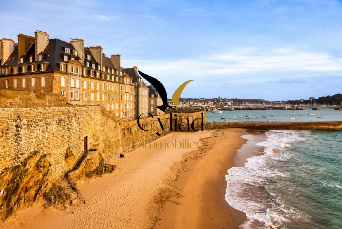 Local commercial à vendre à Saint-Malo Intra-Muros - Emplacement stratégique et visibilité assurée 